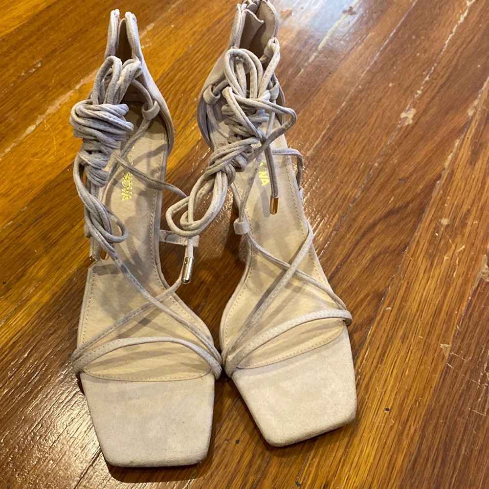 Size 9 fashion nova tie strap heels in nude